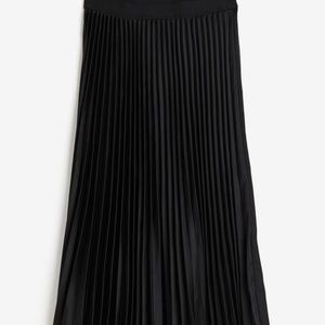 H&M black pleated skirt